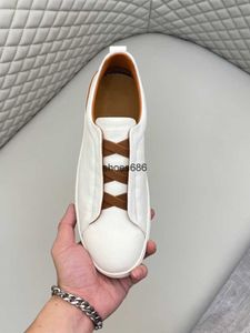 Små vita skor avslappnade sportskor äkta läder en fot pedal täcker läder skor kors rem brädskor lätta herrskor trend