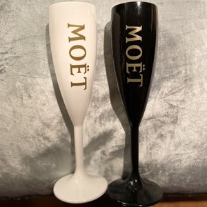 copos de vinho moet chandon prata e branco x2