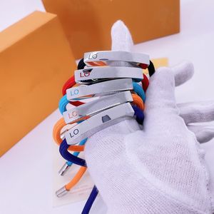 Med boxdesigners unisex charm armband 5colors rep kvinnor män lyxiga armband stål charms brev stämpel mode armband