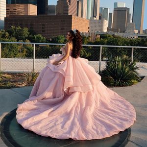 Sparkly Pink Quinceanera Dresses 2023 Sök av axelbollklänningar Födelsedagspolklänning Vestido de 15 Anos