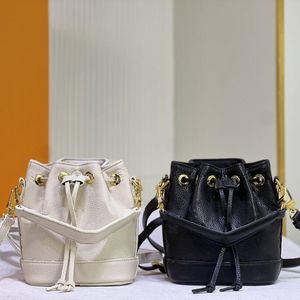 Lyxig kvinnors väska äkta läderväskor handväskor dragsko hinkväskor bred rem en axel crossbody väska