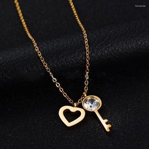 Collane con ciondolo Personalità Acciaio al titanio Catena chiave clavicola chiave a forma di cuore in acciaio inossidabile Zircone Collana d'amore per gioielli da donna