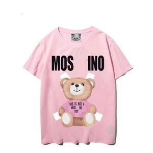 Mulheres T-shirt Designer Womens Moschinos T-shirt Verão Italiano Marcas de Luxo Tees Cartoon Urso Solto Algodão Redondo Pescoço para Roupas de Lazer Ao Ar Livre 1ya1s