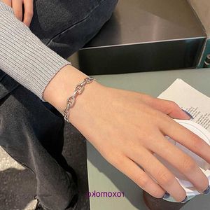 Designer h pulseiras domésticas para mulheres em estilo coreano Pulseira aberta versátil personalizada com acessórios antigos Hollow out meninas com caixa de presente G7ia