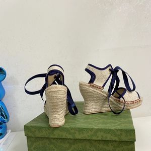 2023 Sandali stile designer Donne di lusso corda di canapa intrecciata tacco spesso cravatta incrociata in vera pelle tacco inclinato Scarpe 35-40 con scatola