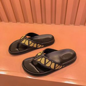Mode sommar män tofflor sandaler loubiflip platta hotell glider Italien Delikat läderband Gummiplattformar Designer Bankett Sliders Novelty Flips Flops EU 38-44
