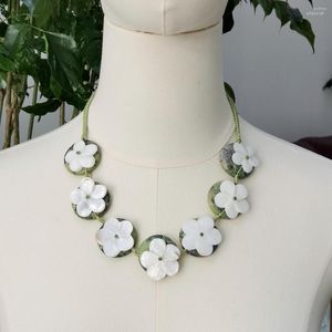 Girocollo Collana verde Lii Ji Fiori di conchiglia turchese fatti a mano 52 cm Regalo di gioielli da donna in vendita