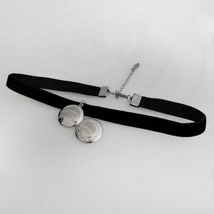 Choker 1PC duże i małe okrągłe grawerowane grawerowane mieszkanie Slower Platinum Wiselant Velvet Rope Naszyjnik rodzinny biżuteria pamięci