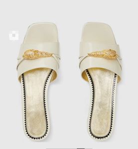 2023 النعال الفاخرة مصمم جلد السيدات الصنادل الصيفية الأحذية المسطحة أزياء الشاطئ النساء النعال إلكتروني السحب 35-43