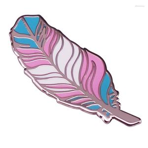 Brosches MD3167 Transgender Gay Creative Color Feather Clothing Accessories Emamel Pin Broschen Denim Coat Lapel Badge Smycken