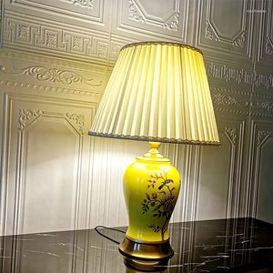 Bordslampor kinesiska klassiska gula blomma och fågel keramisk lampa vardagsrum el sovrum studiedduk dekorativt ljus