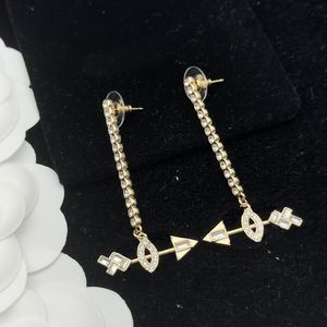 Orecchini a cerchio alla moda Designer per le donne Orecchini a forma di lettera C classica Gioielli di lusso Anelli per le orecchie a cuore in oro da donna Accessori regalo