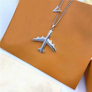 Collana di aeroplano di design Collana con ciondolo in acciaio inossidabile con alfabeto Versione corta di gioielli di lusso per donna