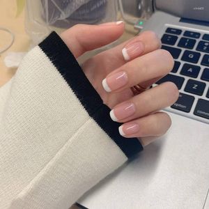 Falsche Nägel 24 Stück French Short Square Fake mit Kleber Einfaches weißes Kantendesign Tragbare nackte rosa Nagelspitzen zum Aufdrücken