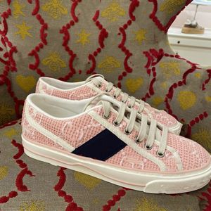 Tennis 1977 sneaker designer shoes men women Ivory and white embroidered crochet cotton shoe Green and red Web detail Rubber sole trainer 05