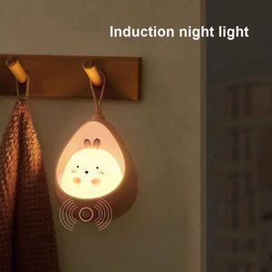 Sensor de luz noturna LED de indução humana Luzes de humor para crianças Gato Coelho Lâmpada de parede de silicone com corda para pendurar HKD230628