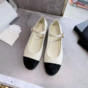 2023ss kadın sandalet tasarımcısı düz topuklu ayakkabılar rahat sandalet resmi kıyafetleri bir c çiçek tokası vintage