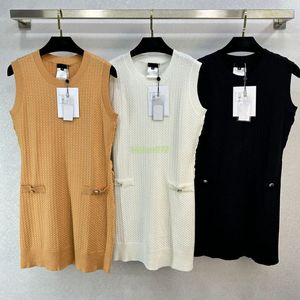 23ss 여성 니트 드레스 편지 단추가있는 디자이너 드레스 활주로 민소매 디자이너 자르기 탑 Viscose 탱크 드레스 의류 하이 엔드 탄력 슬림 Bodycon 스커트