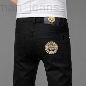 Designer de jeans masculinos outono e inverno jeans masculinos de algodão de alta elasticidade Medusa versão coreana grossas calças slim-fit bordados finos tendência 85J4