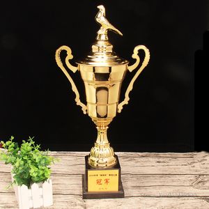 Dekorativa föremål Figurer Anpassningsbara stora kommersiella täckta metall trofé fotboll basket trofémedalj souvenir Universal Trophy 230627