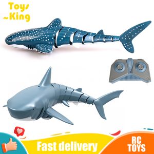 Animali RC elettrici Telecomando di simulazione 2.4G con luci Robot sottomarini Pesce Giocattoli elettrici per ragazzo Aggiornamento Spray Water Rc Shark Toy 230627