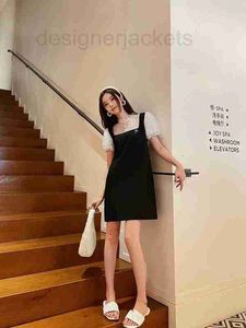 Grundläggande avslappnade klänningar Designer High End European Style 2023 Summer Ny lapptäcksdesign med svartvitt kontrasterande färg för en lyxig klänning AZ59