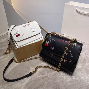 Güzel Nakış Tasarımcı Akşam Çantaları Crace Omuz Günlük Alışveriş Kadın Cüzdan Pursrs Deri Kadın Moda Trendy Coac Crossbody Tekir Toz Torbası Boyutu 21 cm