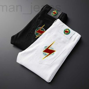 Jeans uomo firmati 2022 primavera estate jeans da uomo versatili in cotone bicolore bianco e nero elastici piedini slim fit ricamo coreano Medusa 7JIB