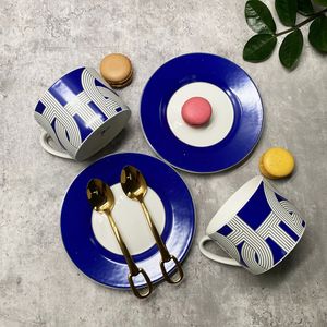 Kubki Luksusowy zestaw kubków na pasie startowym sprzedawany z łyżkami i porcelaną w stylu europejskim ceramiczna herbata kawa Najwyższa jakość świąteczna 230626