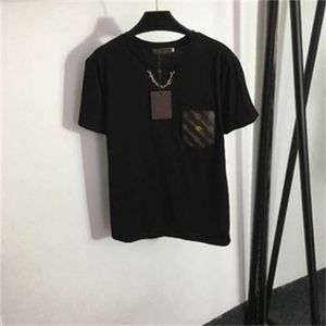 Designer de verão clássico t-shirt mulheres top casual simples corrente guarnição bolsos de couro manga curta camiseta 2 cores preto branco tshirt roupas femininas 55