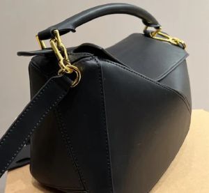 Designväska läder handväska kvinnors axelväska mode crossbody väska geometrisk fyrkantig färgväska alfabet shoppingväska