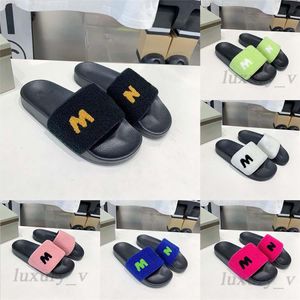 Designer kvinnor tofflor päls glider polära fleece lägenheter skor gummisula skrapor broderade bokstäver mjuk bild fast färg flip flops