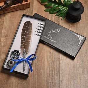 Penne in stile europeo Gufo Feather Pen Set Vintage Dip Water Fountain Penna con 5 Nibs Scrittura Studente Provazioni Regalo di compleanno creativo