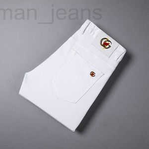 Jeans masculino designer coreano masculino outono e inverno novo jeans preto branco personalidade moda adolescente elástico ajuste fino pé pequeno tubo reto IT3U