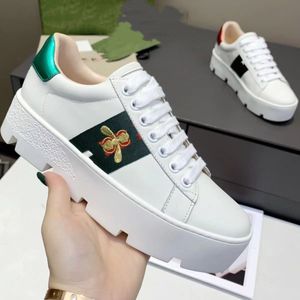 Classic Women's Ace broderade plattformsneakers Retro Designskor Vit läder med grönt och rött webb och guldtrådbroderade bi-kvinnor Shoe 05