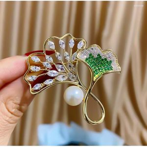 Spille Elegante Zircone Perla Placcato oro Foglia di ginkgo Design di lusso Corpetto vegetale Abbigliamento femminile Spilla Accessori Broche