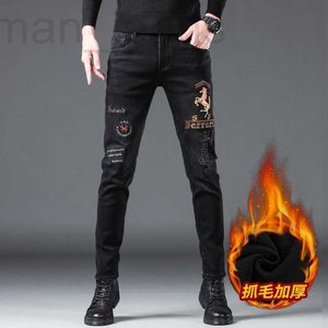 Designer di jeans da uomo Jeans invernali in pile ricamati in felpa per uomo con ricami in velluto sottile nero autunno e inverno, vestibilità slim personalità del piede piccolo MGCM