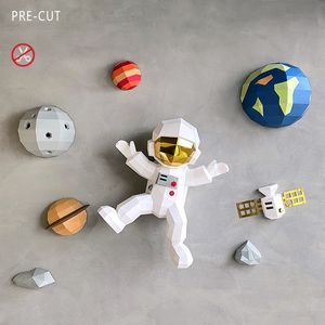 Dekorativa föremål Figurer Papperspappers astronaut solsystem 3D Pappersmodell DIY Kit Statue Sculpture Wall Decoration Kids Room Decoration Nursery Decor 230628