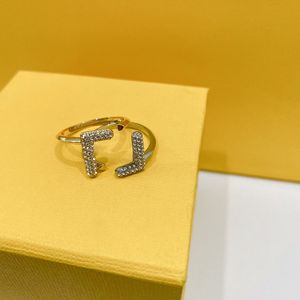 Luxe Designer Band Ringen Vrouw Diamond Love Ring Mens Wedding Sliver Sieraden F Nail Paar Ringen Cluster Promise Ring Jewlery 236281C