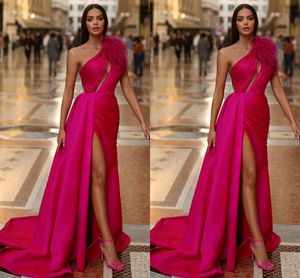 Sexy Fucsia Plus Size Guaina Abiti da ballo Lunghi per le donne Una spalla Pelliccia Raso High Side Split Compleanno Spettacolo Celebrità Abiti da sera per feste Occasioni formali