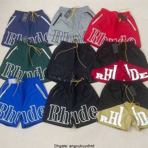 Shorts Rhude masculinos femininos de verão Moda Casual Leathier Na altura do joelho Skate solto Hip Hop Calças de banho Praia rhude Bolso com zíper de qualidade Curto Tamanho asiático S-XL O0BV