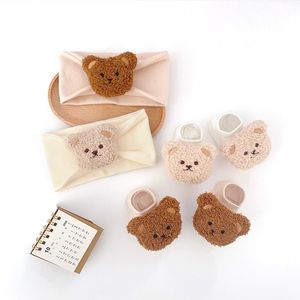 2st Baby Socks pannband Set Cartoon Bear Newborn Short Sock Hair Band för Girl Boy Söt spädbarn Huvudbonad barn Hårtillbehör