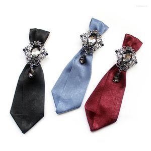 Bow Ties Classic British Style Diamond Tie Knot Brosch för kvinnor män bröllop vintage strass bowtie klädtillbehör slips