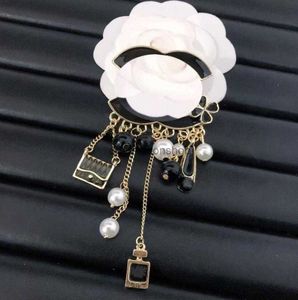 Broşlar yüksek kaliteli broşlar lüksler desinger mücevher unisex çift mektup rhinestone inci broşlar pin giyim dekorasyon mücevher ascce