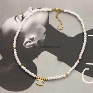 Colar de Pérolas Banhado a Ouro 18K Gargantilha com Letra Pingente Declaração Moda Colar Feminino Jóias de Casamento Acessórios Suprimentos