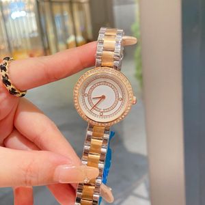 Um relógio AAA feminino com diamantes cravejados em todo o relógio de quartzo do Sky Star, pulseira de aço inoxidável, à prova d'água à noite da moda e casual e funções completas