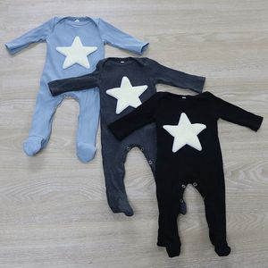 Rompers Casual Baby Boys Ребристый хлопок Черная мягкая осенняя звезда Bebe пижамы Kid Girls Зимняя одежда 0 12M наряды оптом 230628