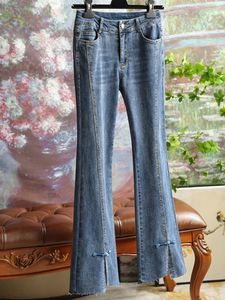 Jeans femininos incrustados de diamante ligeiramente esfregados feminino 2023 Spring Streetwear Mulher microelástica de jeans azul-devagre