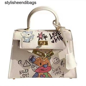 Totes Women's Fashion Handbag Cartoon Bear Printed Messenger Bag Advanced Pu Material Personlig graffiti Enkel axelpaket Stylisheendibags