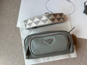 Veckad läder triangel snapshots väska kvinnor designer kameror crossbody purse mode axel väskor retro olje vax läder kudde påse med bred duk rem bum väska